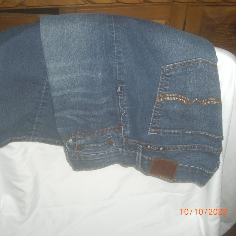 Womens LUCKY BRAND JEANS Size 12 Blue in color with a Brown Stitching